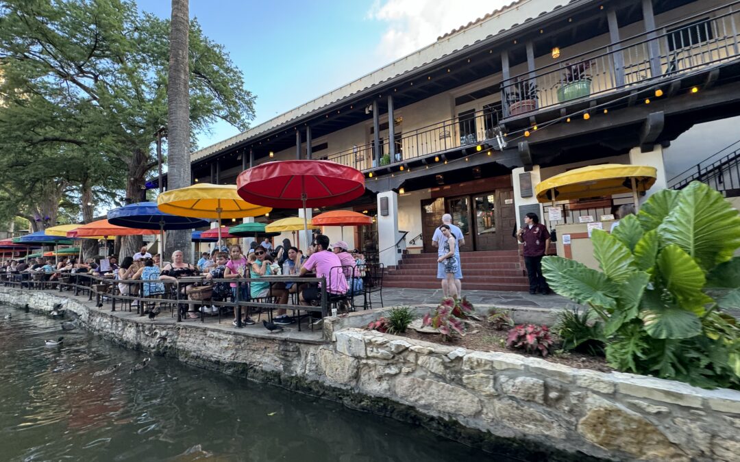 San Antonio River Walk: You Can Stand on the Bottom of the River!